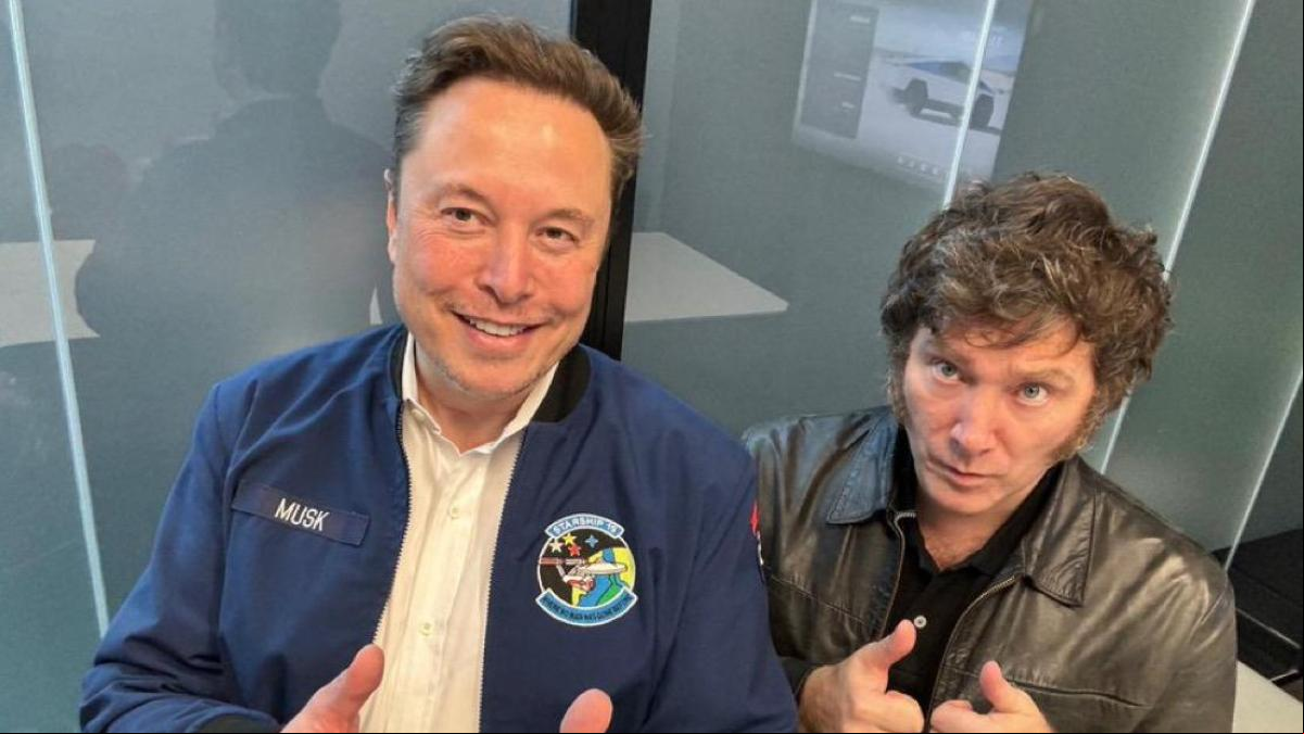 Javier Milei sorprende conduciendo un Tesla tras un encuentro con Elon Musk