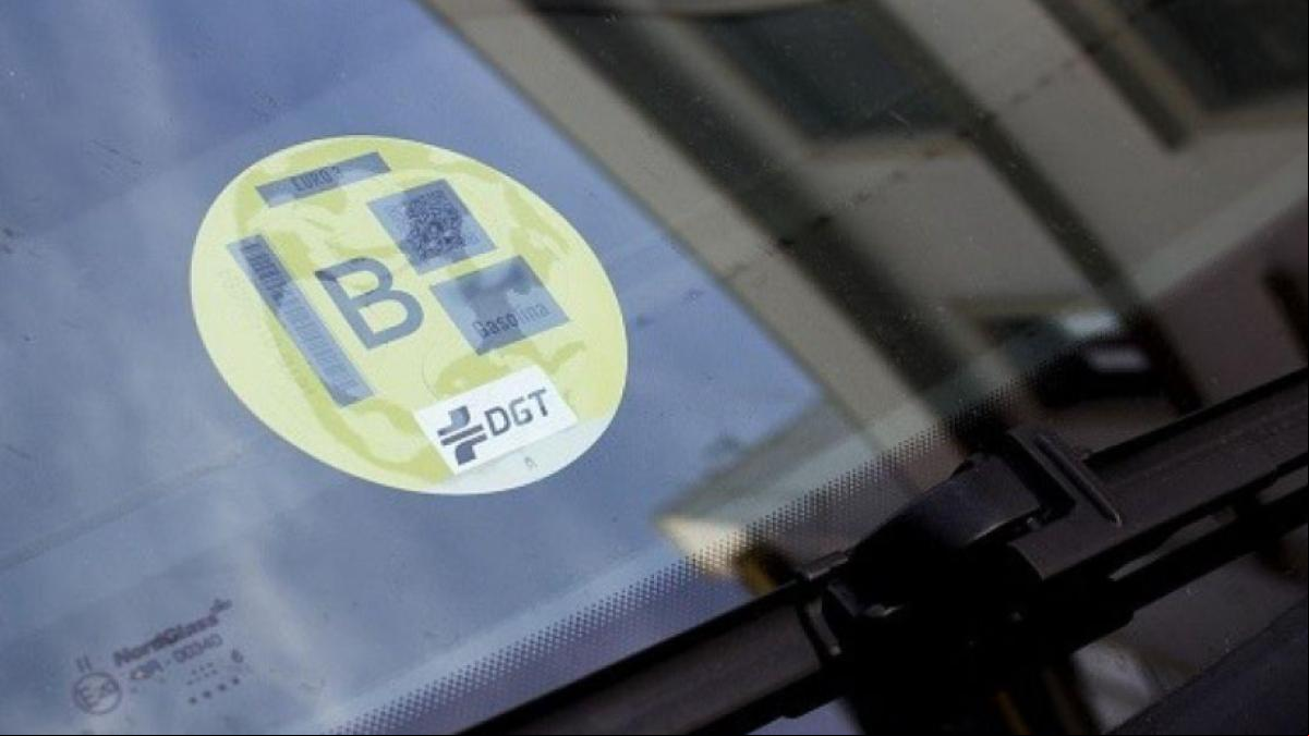 ¿Qué debes hacer para cambiar o solicitar la etiqueta ambiental de tu coche tras los errores de la DGT?