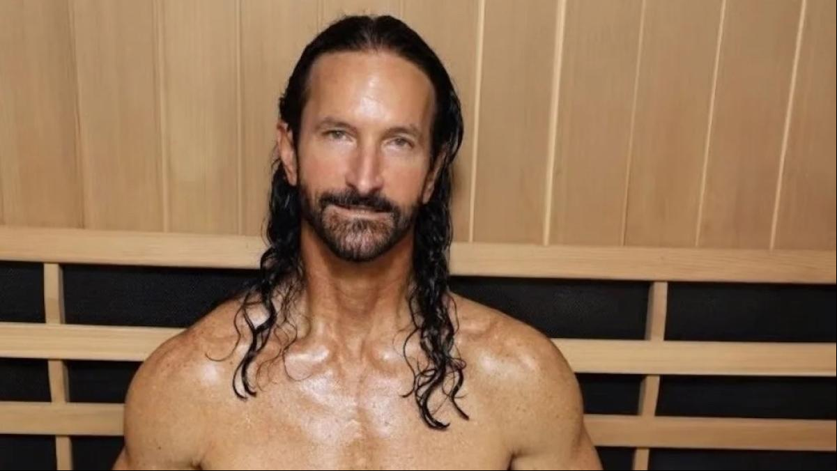 Un hombre de 61 años asegura haber inventado el método para mantener una apariencia de 38 años