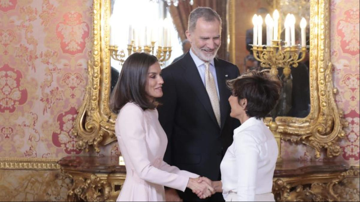 Letizia se baja de los tacones y vuelve a recibir de pie
