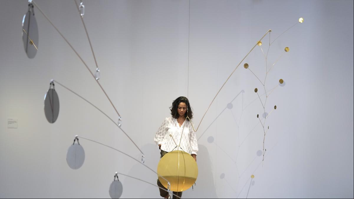 El artista que crea obras con bombas de Vietnam para sanar la heridas