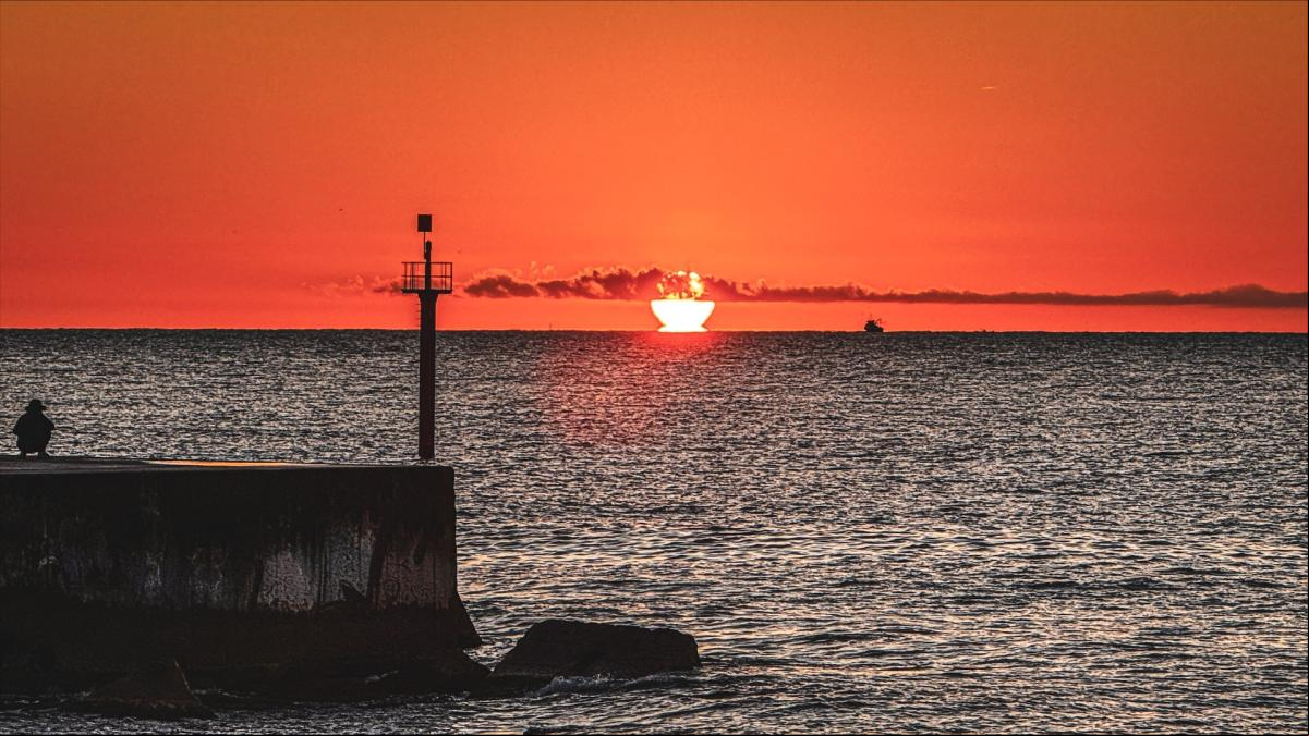 El efecto omega luce frente a la costa de Barcelona