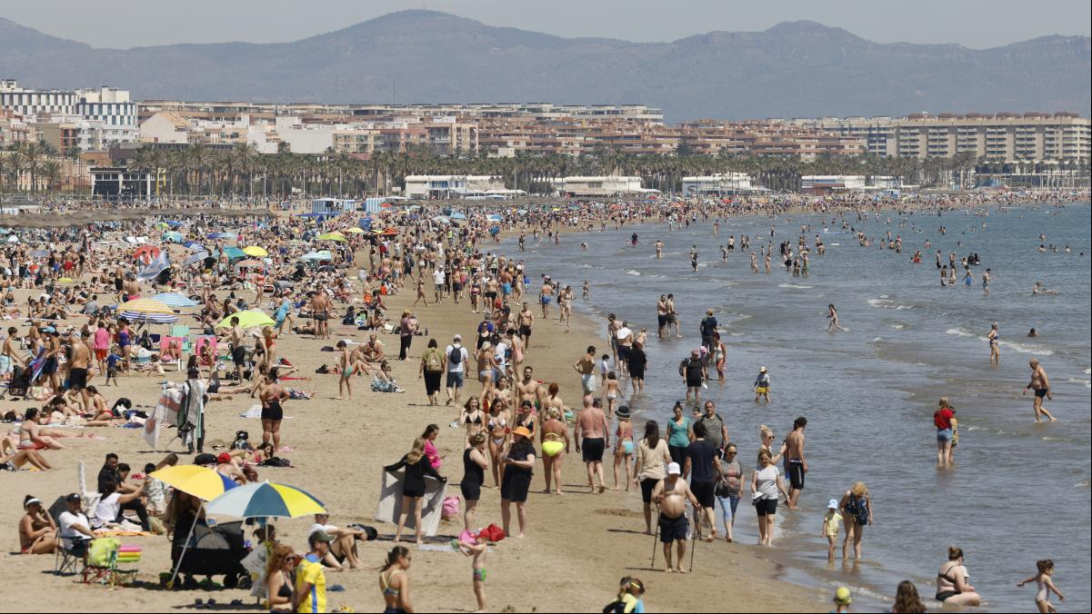 El turismo acelera el crecimiento de la economía valenciana: el PIB aumentará un 2,1% en 2024