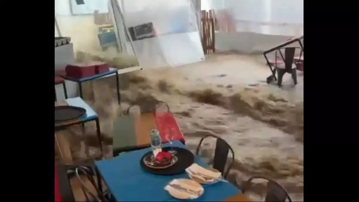 Impresionante inundación de la terraza de un restaurante en la playa de Begur