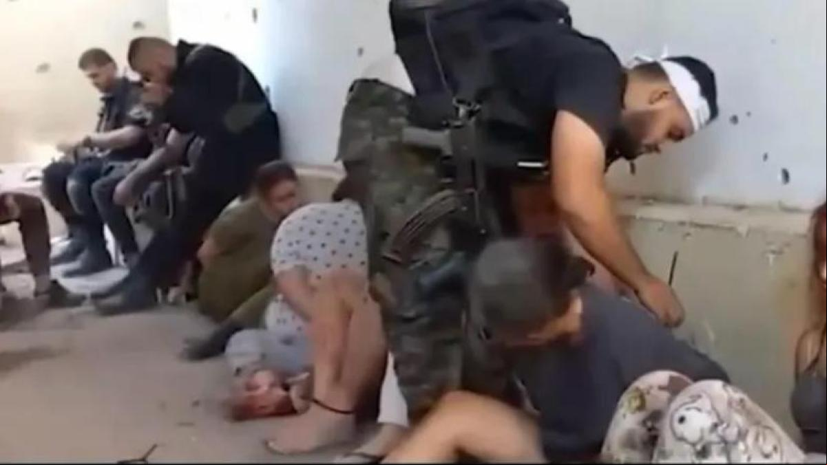 Un vídeo muestra el violento arresto de mujeres soldados israelíes en Gaza por parte de Hamas