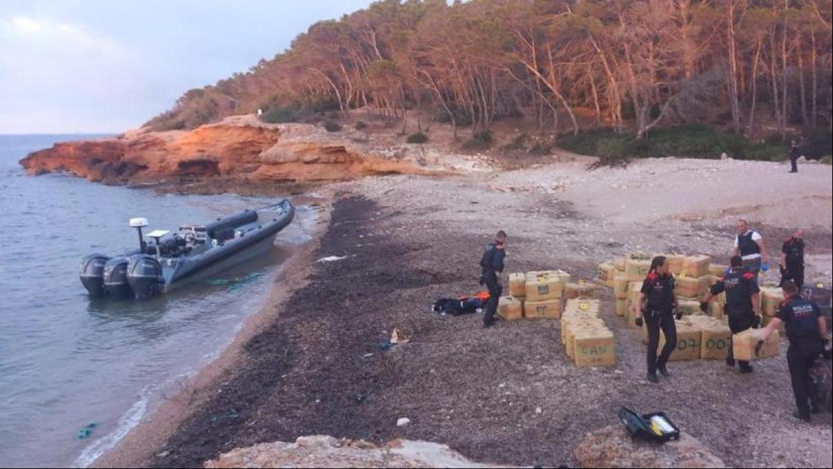 A prisión tras frustrar el desembarque de una narcolancha con cuatro toneladas de hachís en lAmetlla de Mar