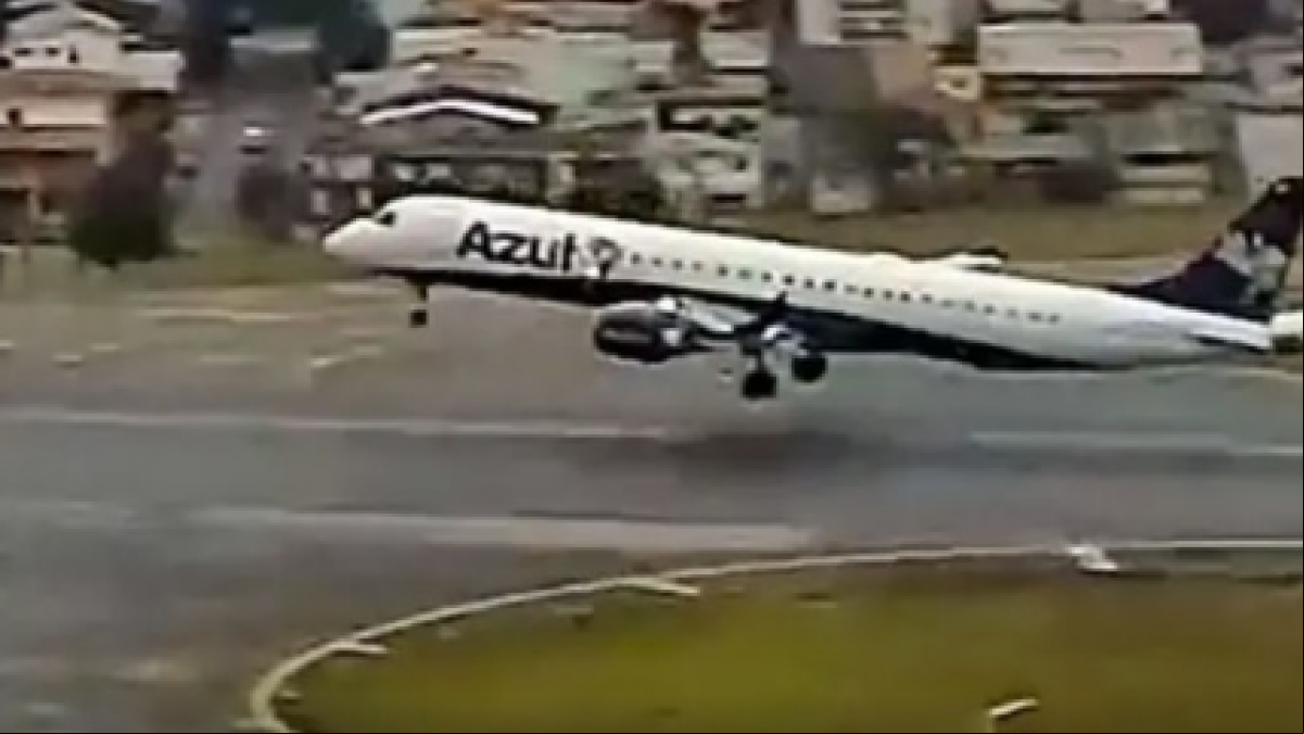 El tenso momento en el que un avión casi choca contra unos edificios porque tarda en despegar