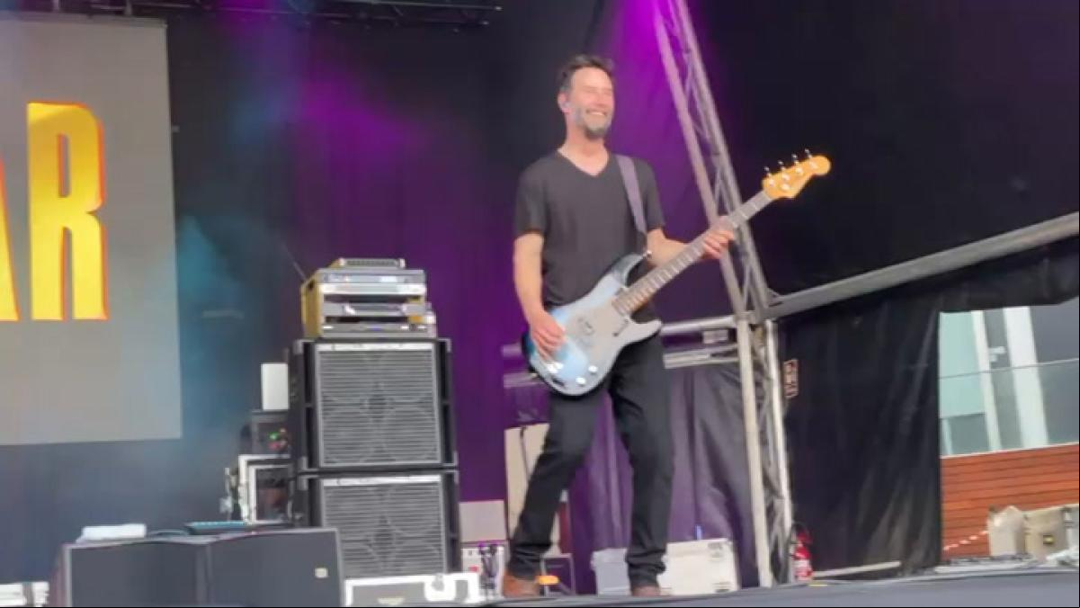 Keanu Reeves triunfa con su banda de rock en el Primavera Sound