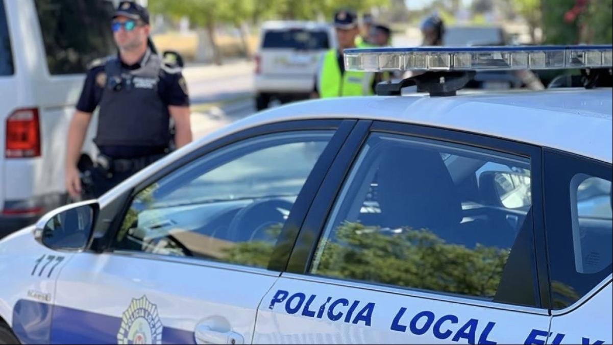 Un ciclista de 20 años choca contra el coche de una mujer, la insulta y agrede a varios policías en Elche