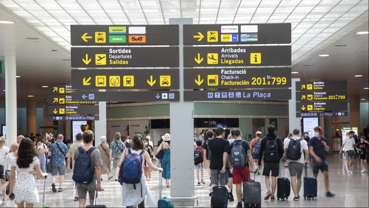 Los viajeros seguirán pagando por las maletas en cabina pese a las denuncias