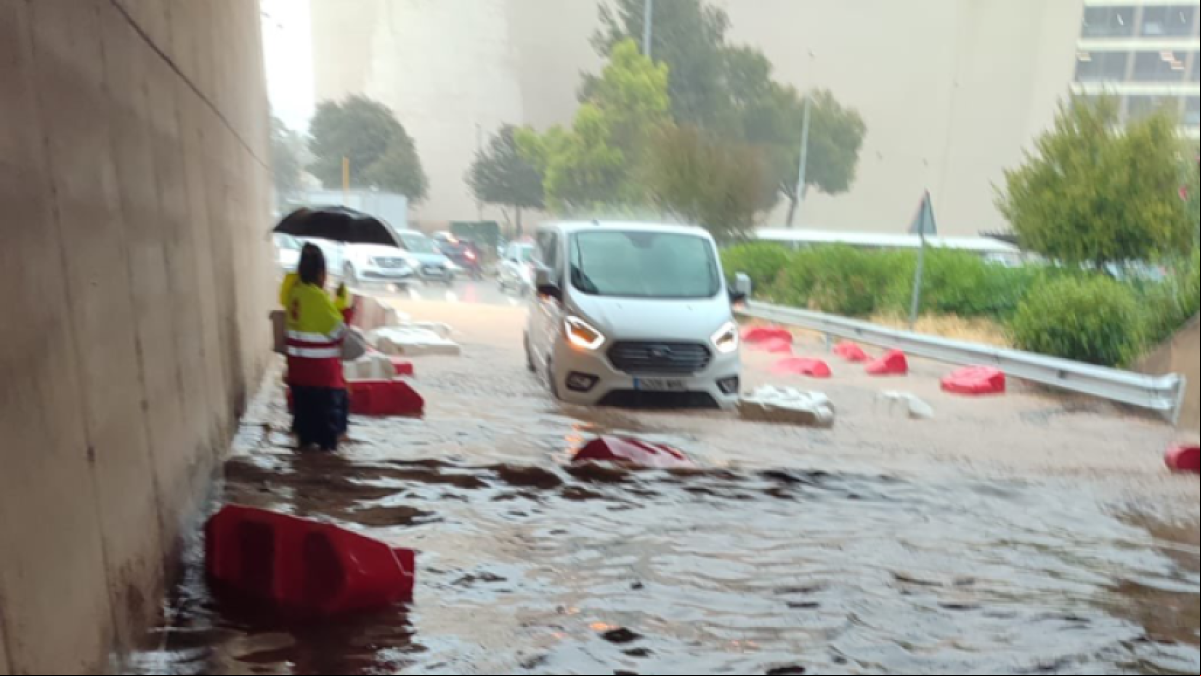 Una fuerte tromba de agua provoca el caos en el aeropuerto de Palma