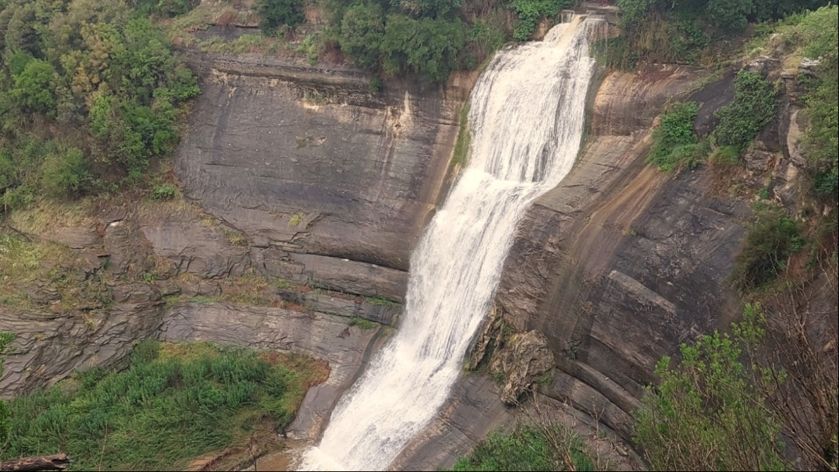 Megacascada de agua para el pantano de Sau