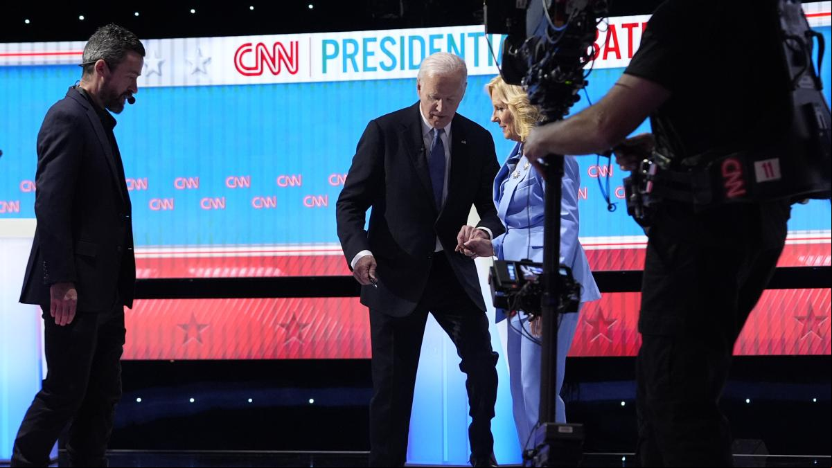Un libro describe a un Biden ido y dormido en una piscina horas antes de debatir con Trump