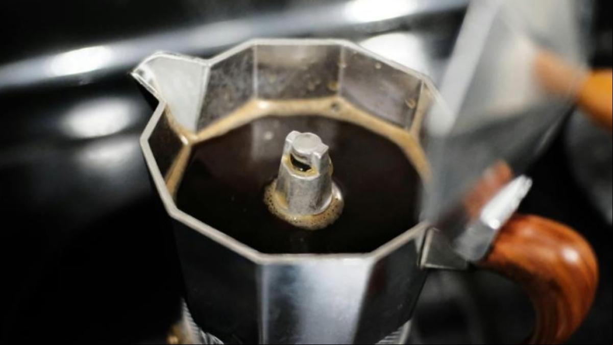 ¿Por qué los expertos en café lo hacen con la tapa de la cafetera abierta? Un barista de café de especialidad lo desvela: “Tendrás menos amargor”