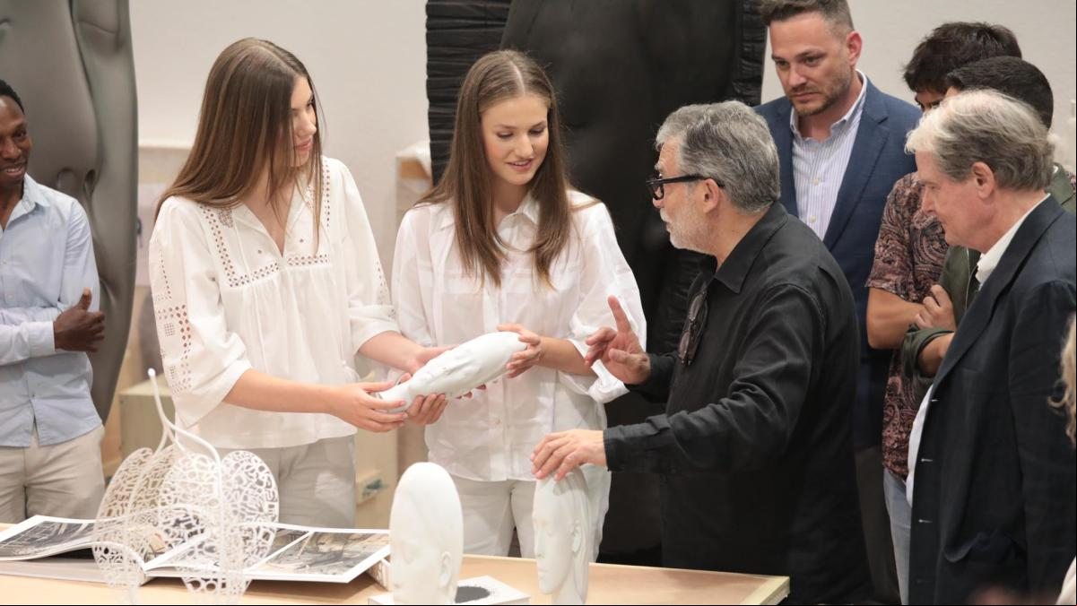 Leonor y Sofía entran en el mundo de Jaume Plensa
