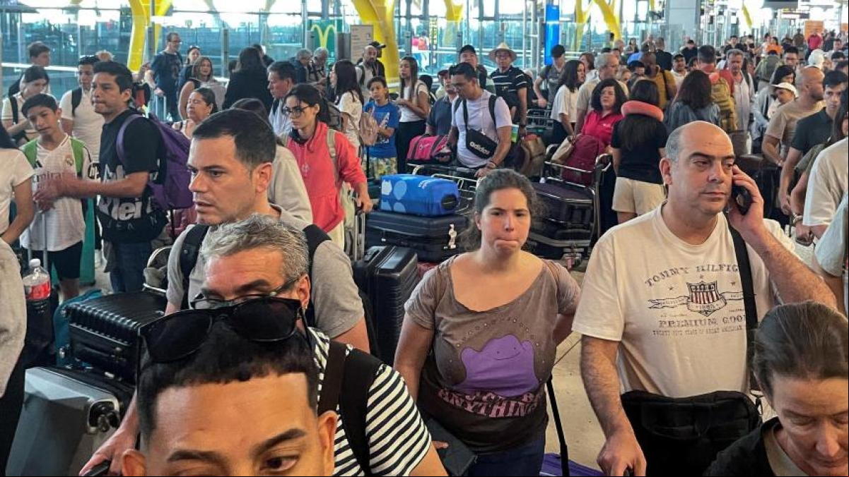 Las aerolíneas siguen reubicando pasajeros este sábado tras una jornada caótica