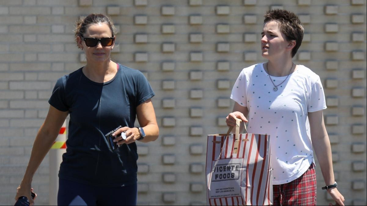 Fin, el hijo no binario de Ben Affleck, va a la compra en pijama junto a su madre, Jennifer Garner