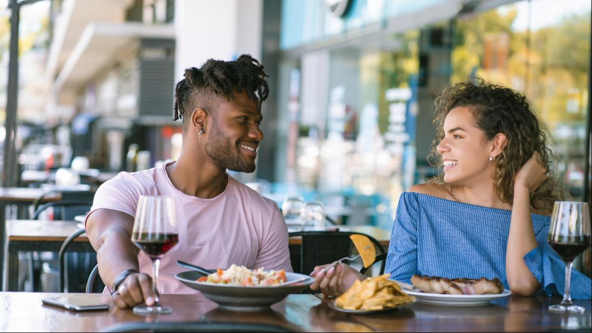 El truco secreto de los camareros para saber si dos personas hacen buena pareja con la “teoría de la servilleta”