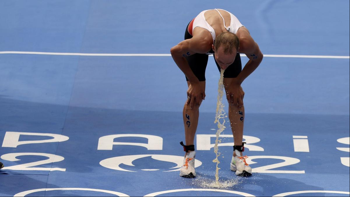 El momento en el que un triatleta en los Juegos de París vomita al llegar a la meta tras una carrera agotadora a 30 grados