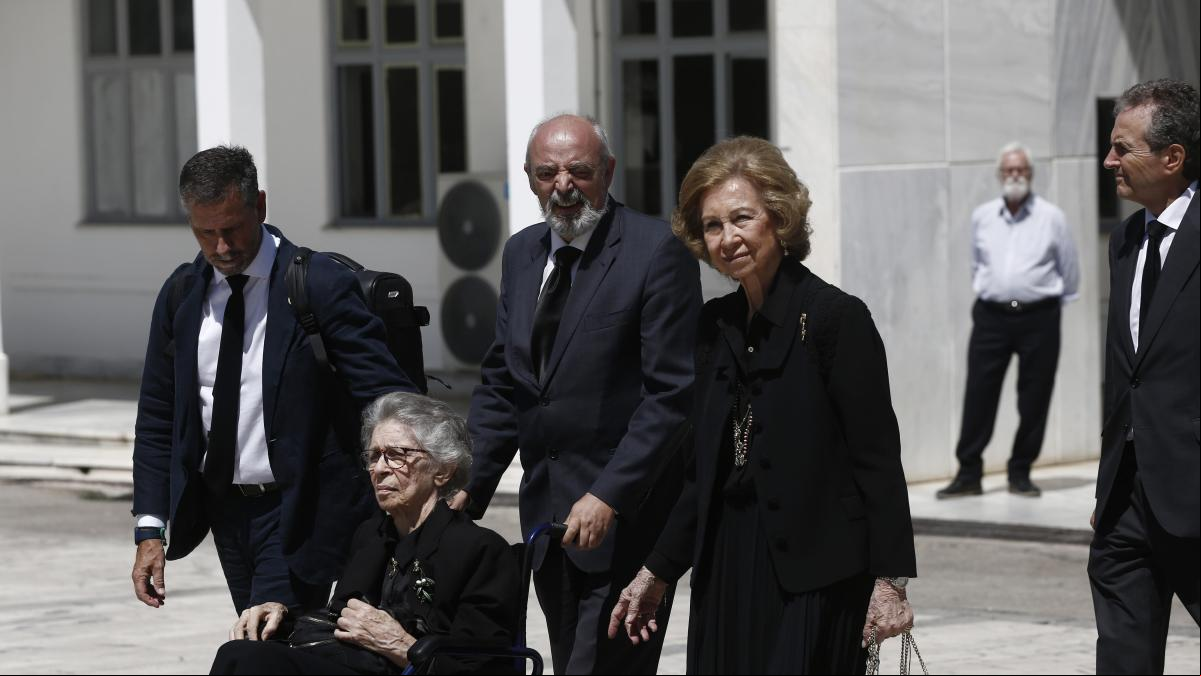 La reina Sofía reza en la tumba de sus padres en Tatoi