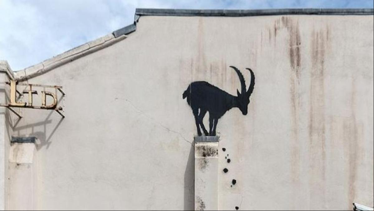 Banksy, pillado por una cámara de tráfico pintando su última obra en una grúa en Londres