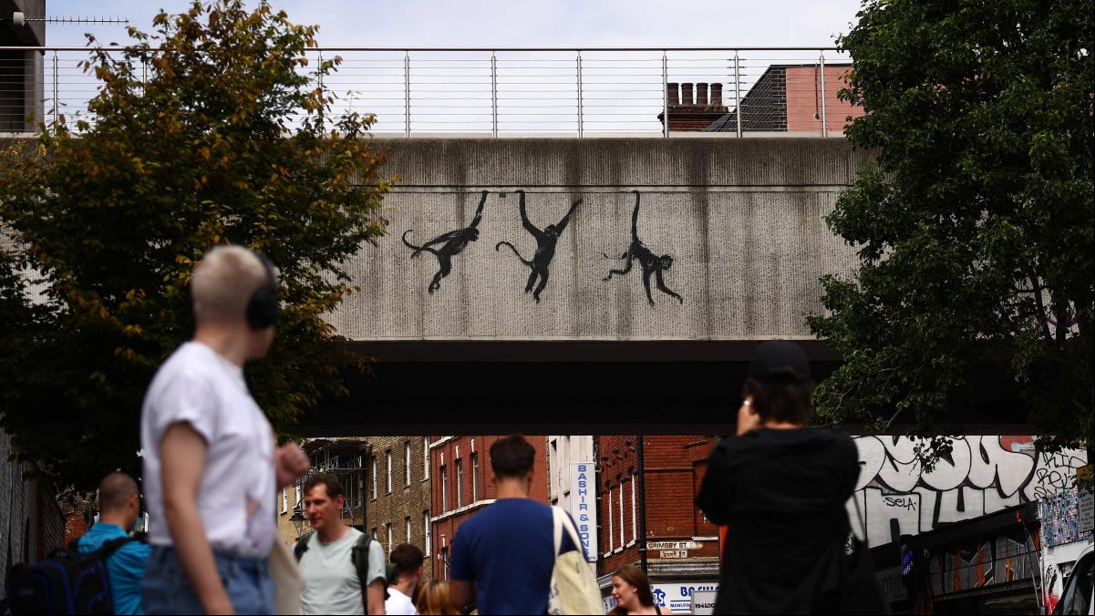 Banksy vuelve a la carga por tercer día consecutivo: tres monos colgando de un puente
