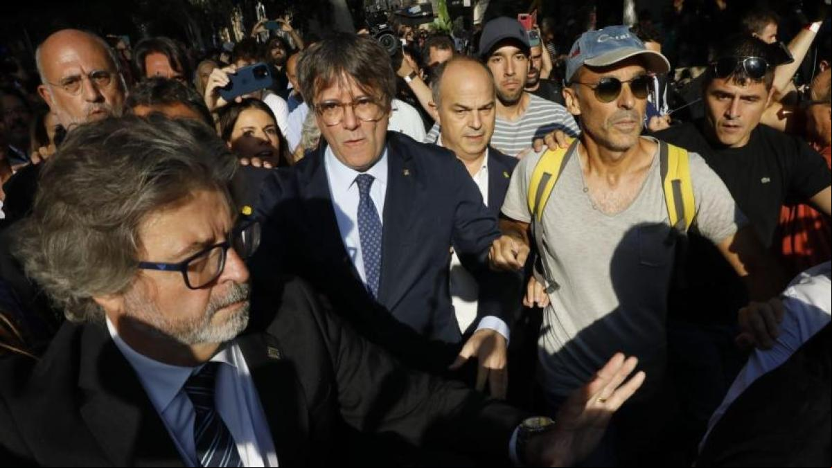 Puigdemont vuelve a Barcelona, arenga a sus seguidores y desaparece