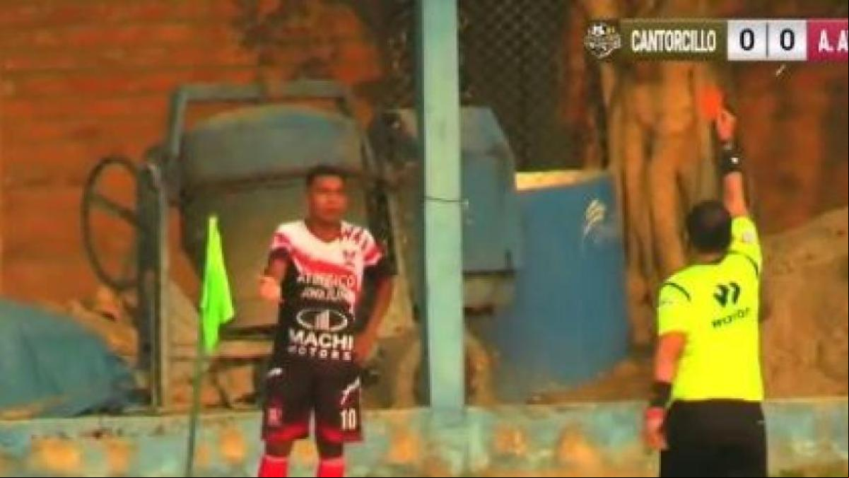Expulsión insólita: le muestran la roja directa por orinar en pleno partido de fútbol