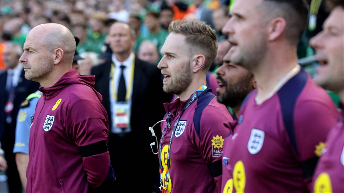 El seleccionador inglés interino irrita a la derecha por no cantar el himno