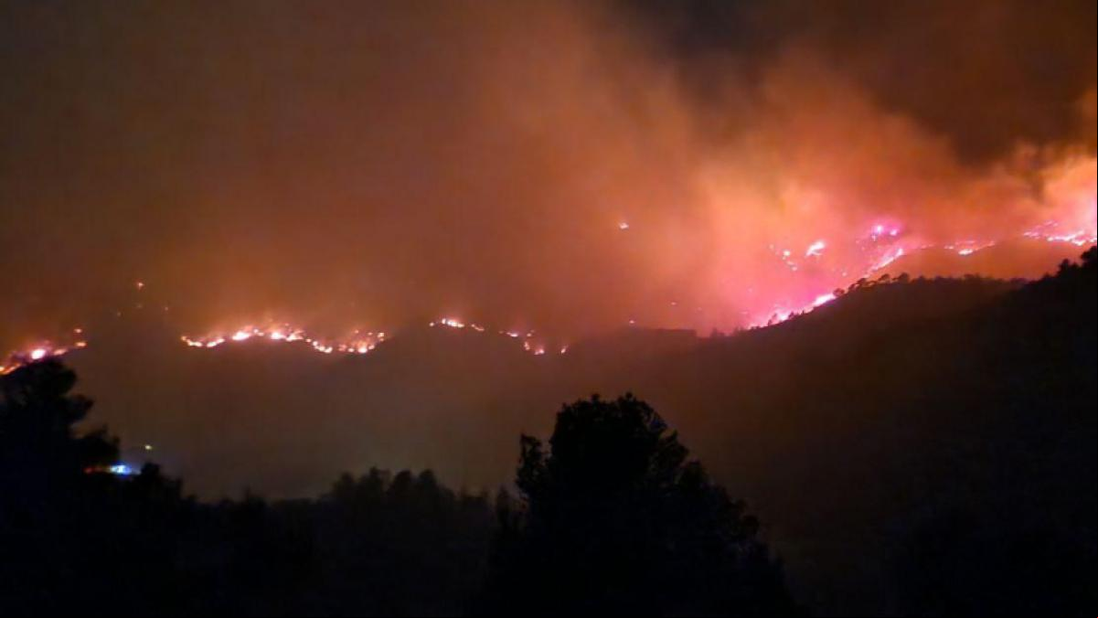 Dos incendios en Cabacés y Porrera amenazan la mitad del parque natural del Montsant