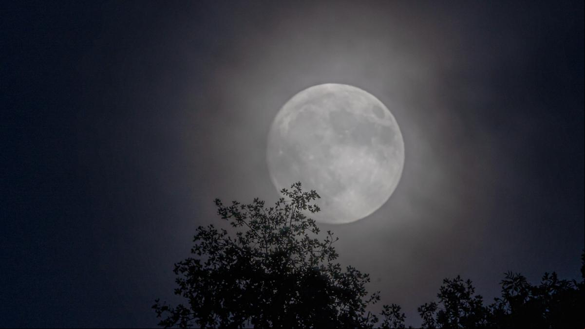 La (casi) Superluna ya luce a la espera del eclipse