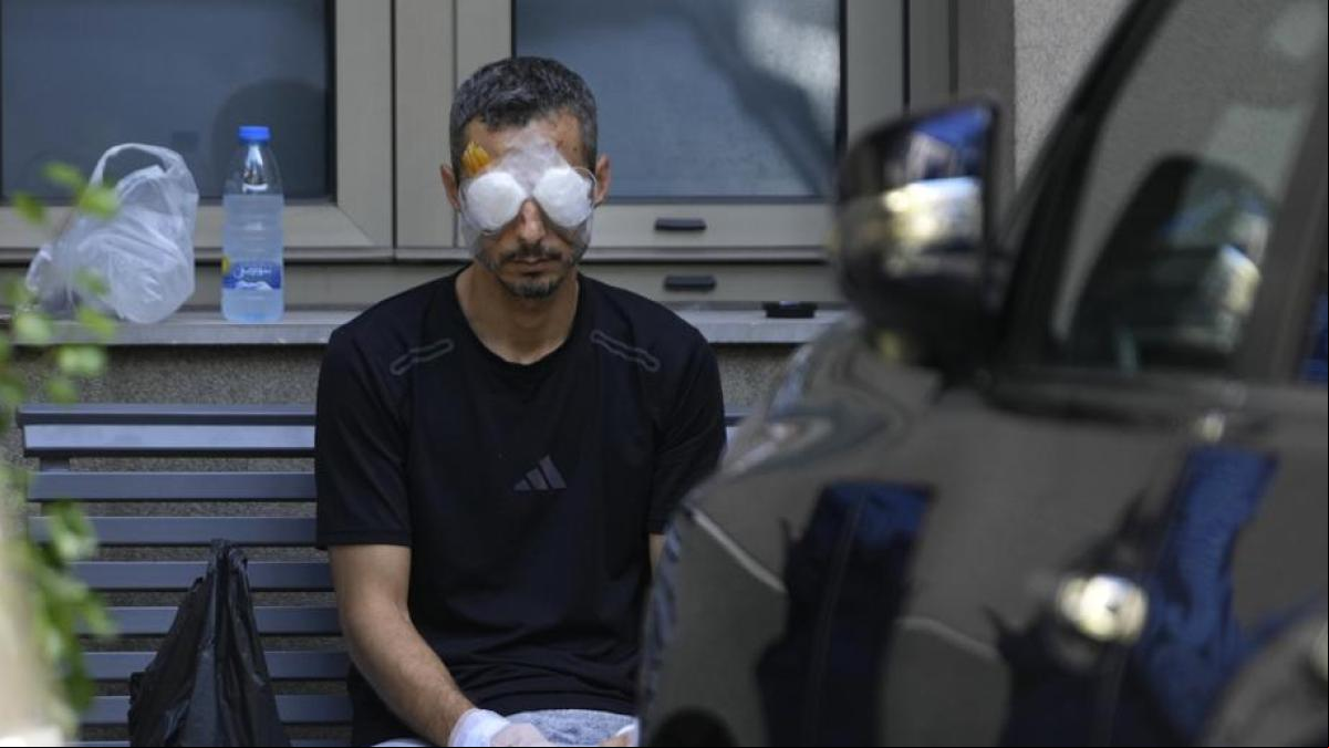 La violencia de la guerra llama a su móvil