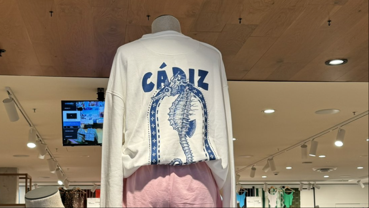 Una española muestra las camisetas con nombre de ciudades españolas que circulan por Australia: “Hay una de mi pueblo”