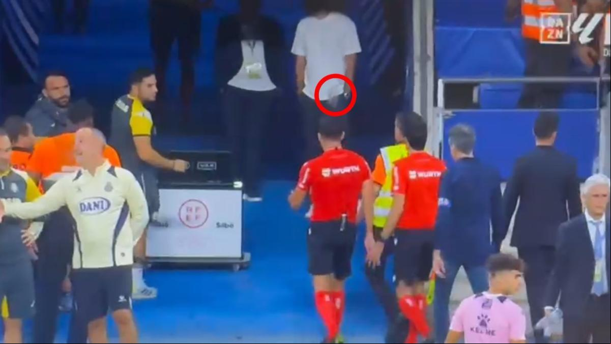 El árbitro del Espanyol-Villarreal, agredido por el lanzamiento de un vaso