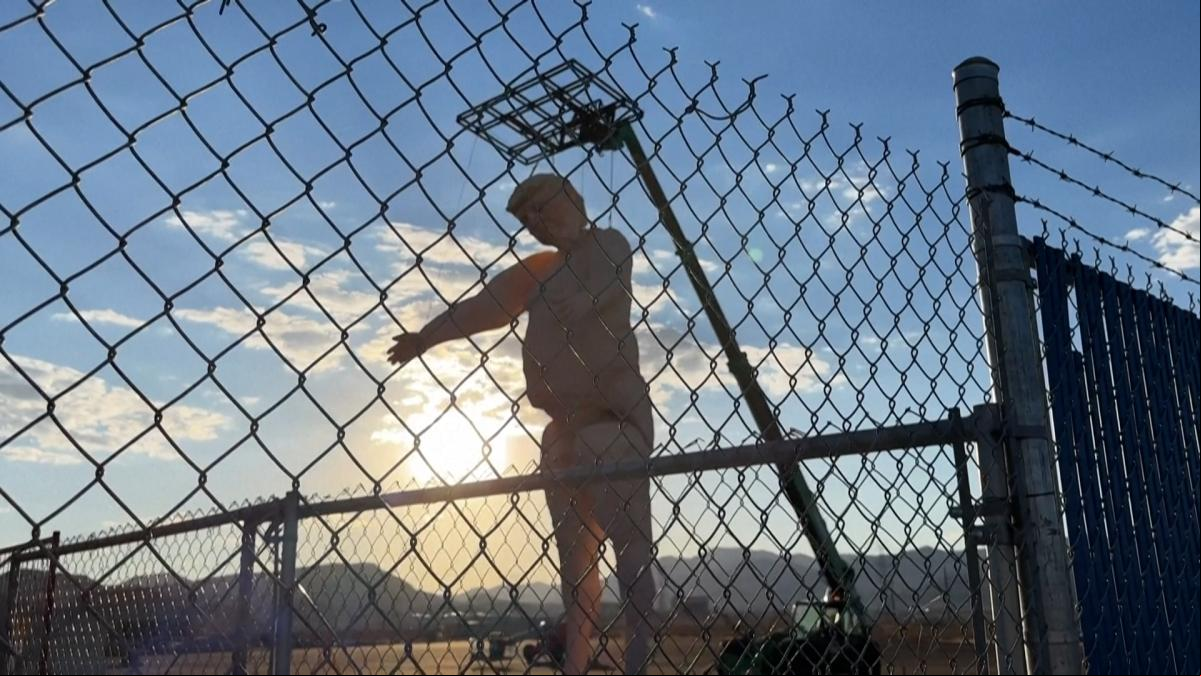 Aparece una estatua gigante de Trump desnudo en el desierto de Nevada