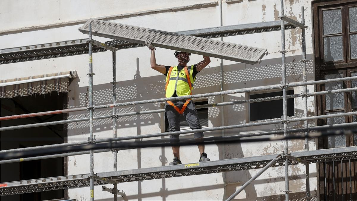 El paro baja en 5.271 personas en la Comunidad Valenciana en abril, un 1,71%