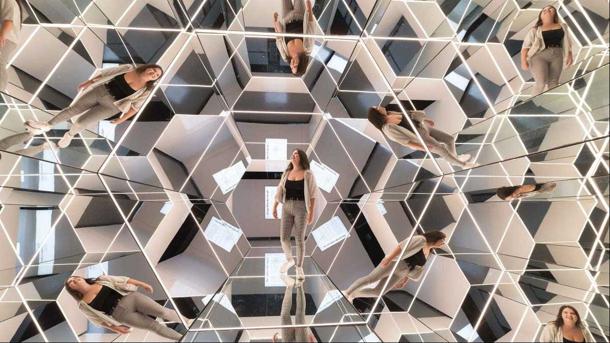 CaixaForum propone viajar al interior de los espejos para jugar con la ciencia y la realidad