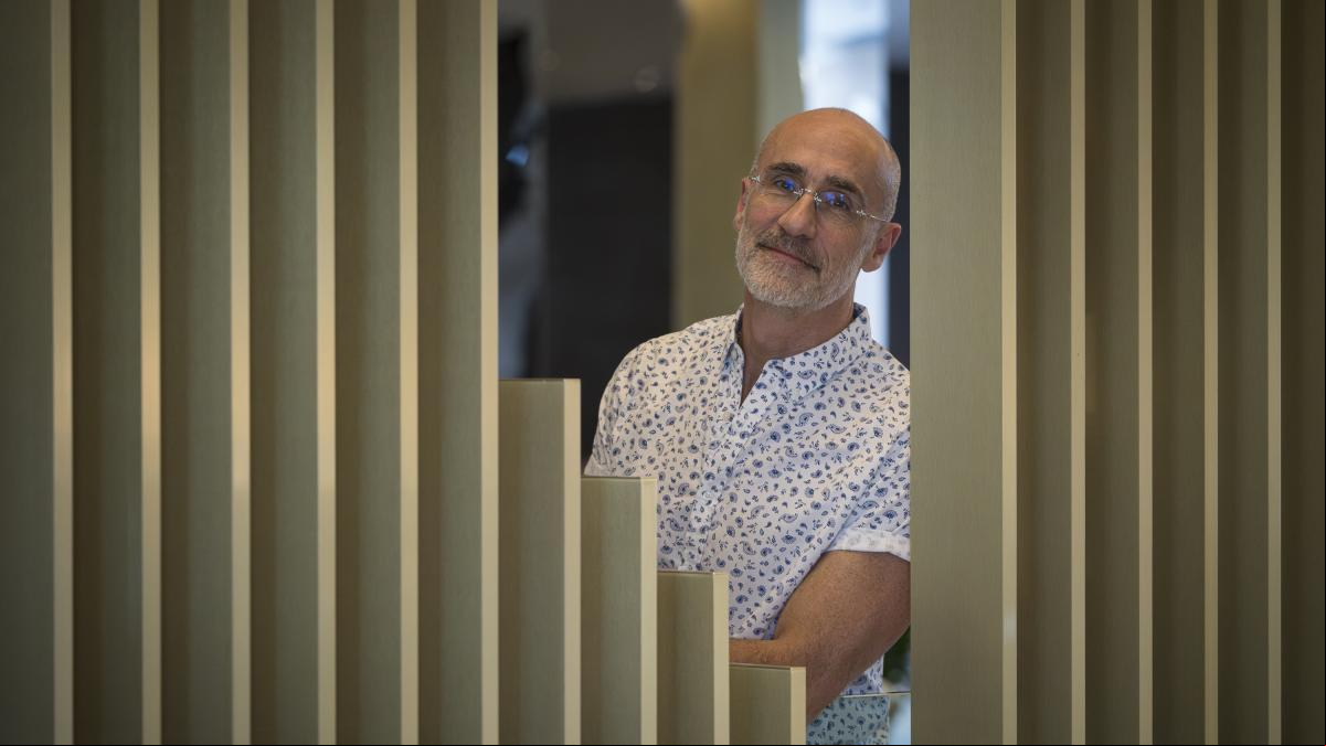 Arthur C. Brooks, experto de Harvard, analiza la infelicidad en los jóvenes: “Es un vacío que ni la abundancia ni el éxito profesional pueden llenar”