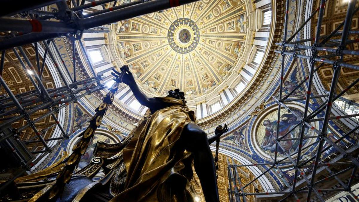 El baldaquino de Bernini vuelve a brillar
