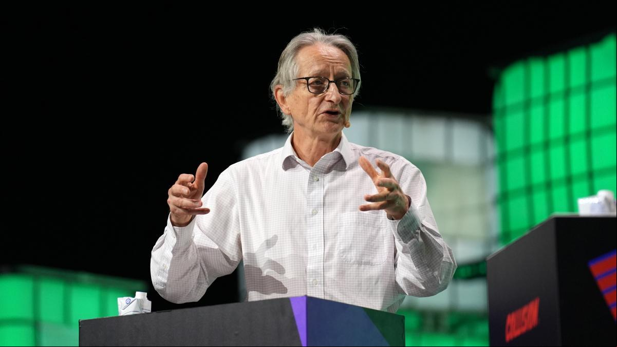 Geoffrey Hinton, científico computacional y padre de la Inteligencia Artificial: “Los humanos usamos la lógica para pensar, pero de una forma muy superficial. El pensamiento humano está basado en analogías”