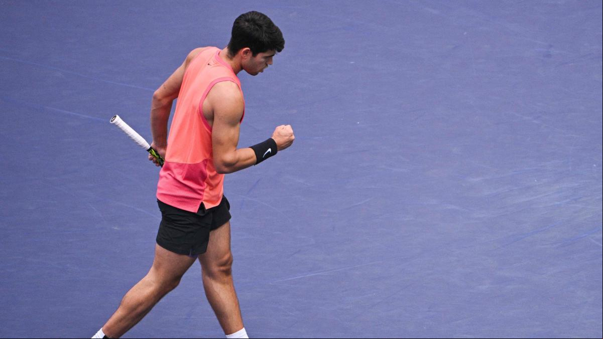 Alcaraz sigue en estado de gracia y derroca a Monfils