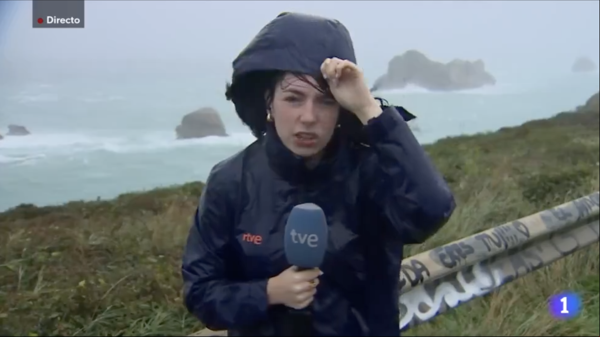 Dura retransmisión de una reportera de RTVE en Cantabria a causa de la borrasca Kirk