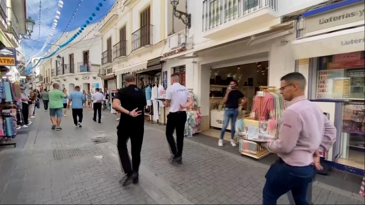 Camareros a la carrera: Nerja premia al que llegue antes a la meta y tire menos bebidas