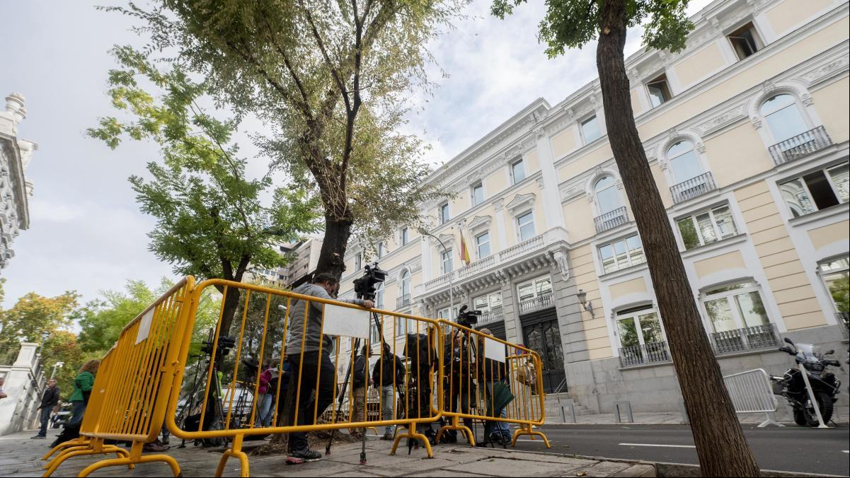 Medio centenar de periodistas reivindican su derecho a informar tras la imputación de cuatro compañeros en el caso del fiscal general