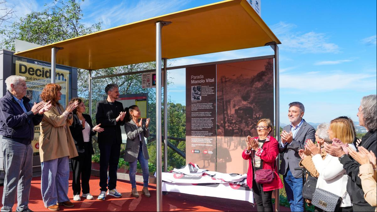 Barcelona bautiza con el nombre de Manolo Vital una parada de bus de Torre Baró