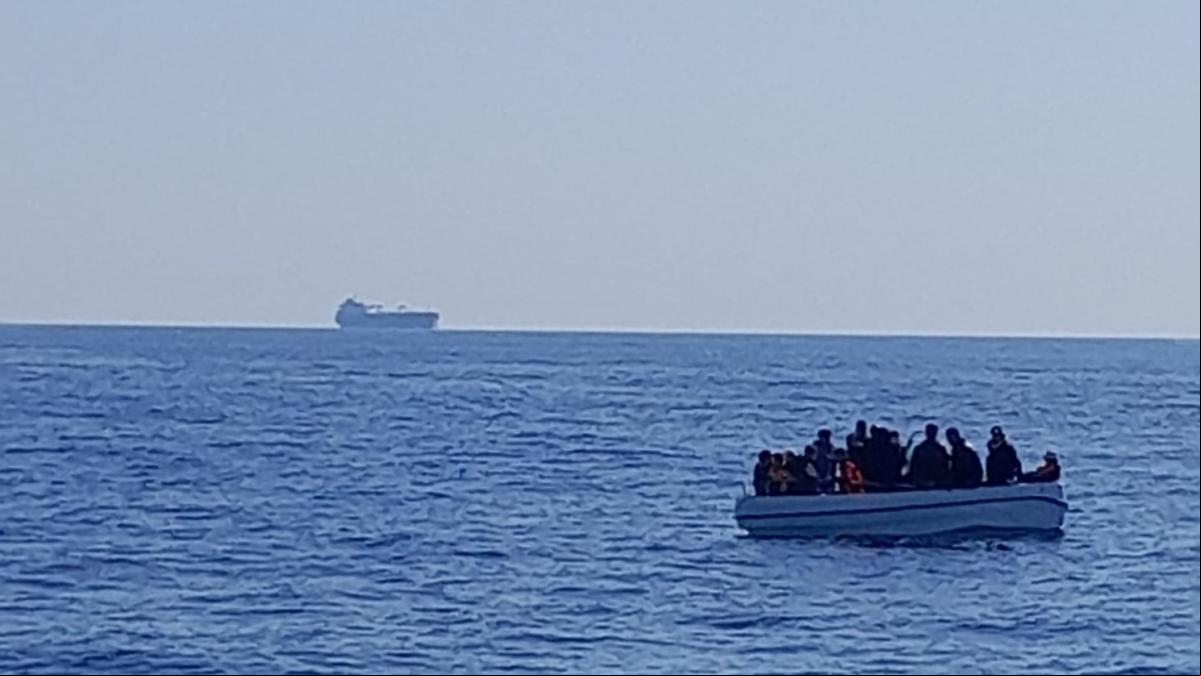 Detenidos tres patrones de dos pateras, una de ellas con un migrante muerto al caer al mar