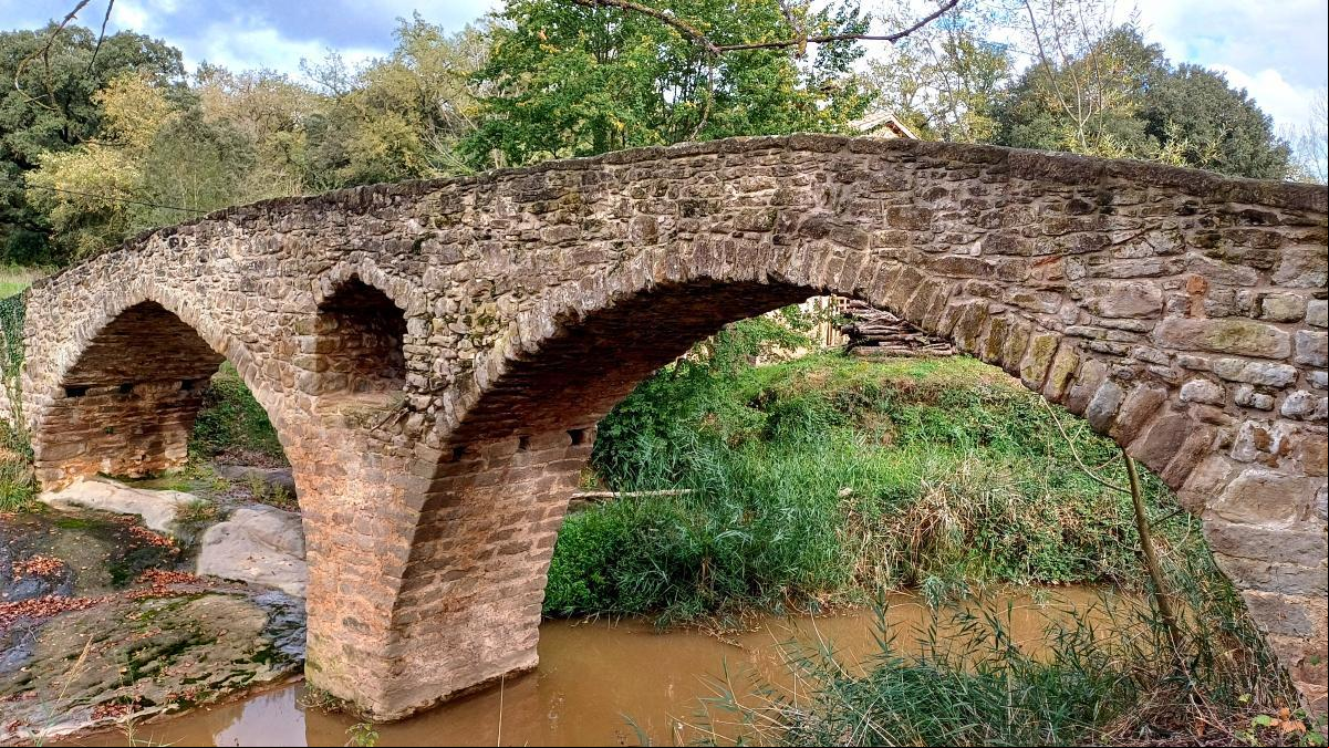 El puente medieval de Sant Martí dAlbars, un camino esencial en la ruta hacia Perafita
