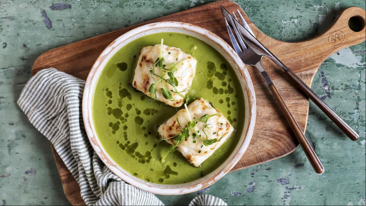 Bacalao con alioli gratinado y crema de guisantes, una cena sencilla y saludable