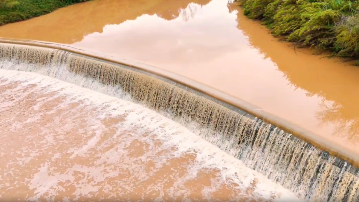 El agua marrón se impone en ríos de Catalunya