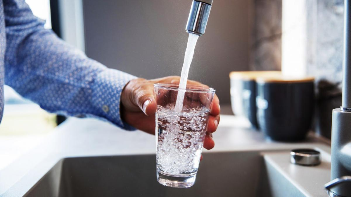 Químicos presentes en el agua potable podrían aumentar la incidencia de cáncer